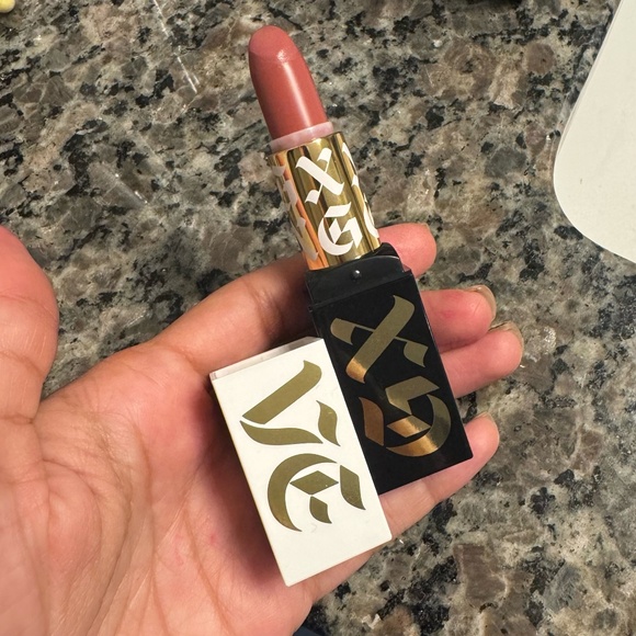 GXVE Beauty "Stomp Box" lipstick - Picture 1 of 6